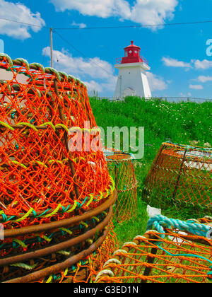 Leuchtturm und Hummer Töpfe in Nova Scotia Kanada Stockfoto