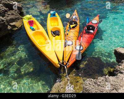 Kanus auf klares Wasser Stockfoto