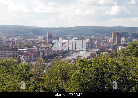 Blick aus dem Zitadellenhügel in Sainte-Walburge (Blick Süd) mit Blick auf die Stadt Lüttich, Belgien. Stockfoto