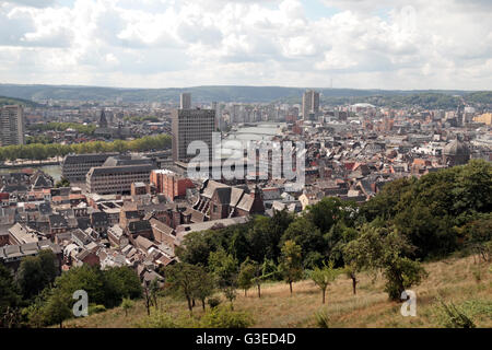 Blick aus dem Zitadellenhügel in Sainte-Walburge (Blick Süd) mit Blick auf die Stadt Lüttich, Belgien. Stockfoto