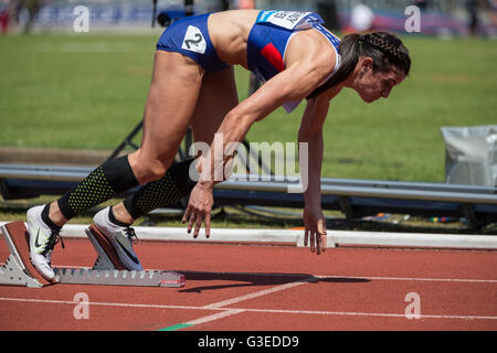 Diamond League Birmingham UK. 5. Juni 2016. Britischer Leichtathlet Seren Bundy-Davies beginnt die 400m Stockfoto