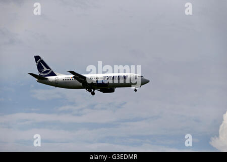 TAROM Airlines Boeing737-300 Passagierflugzeuge auf der Zielseite Ansatz, Franz-Josef-Strauß-Flughafen bei München, Deutschland Stockfoto