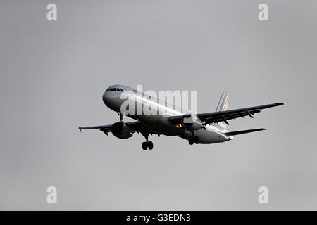 AirFrance Airbus A321-212 Passagierflugzeug, bei der Landung Ansatz, Franz-Josef-Strauß-Flughafen bei München, Stockfoto