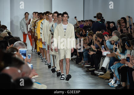 Models auf dem Laufsteg während Lou Dalton Sammlungen Männer SS17 show an der BFC zeigen Raum in den Strang in London statt. Stockfoto