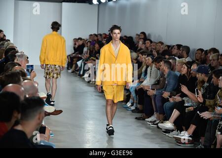 Models auf dem Laufsteg während Lou Dalton Sammlungen Männer SS17 show an der BFC zeigen Raum in den Strang in London statt. Stockfoto