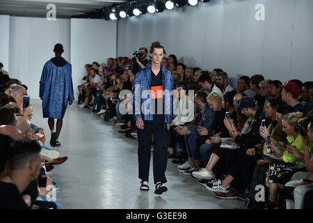 Models auf dem Laufsteg während Lou Dalton Sammlungen Männer SS17 show an der BFC zeigen Raum in den Strang in London statt. Stockfoto