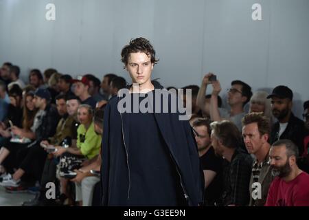 Models auf dem Laufsteg während Lou Dalton Sammlungen Männer SS17 show an der BFC zeigen Raum in den Strang in London statt. Stockfoto