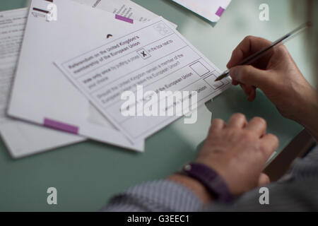 Referendum ausfüllen über das Vereinigte Königreich als Mitglied der Europäischen Union, Briefwahl, Stimmzettel Form für brexit Stockfoto