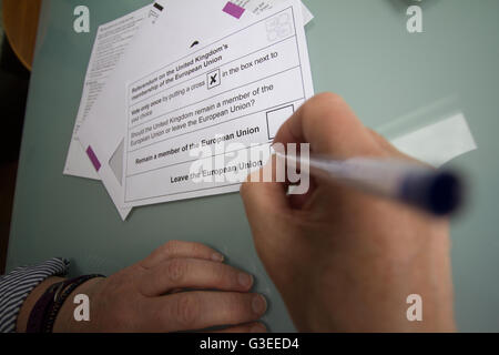 Referendum ausfüllen über das Vereinigte Königreich als Mitglied der Europäischen Union, Briefwahl, Stimmzettel Form für brexit Stockfoto