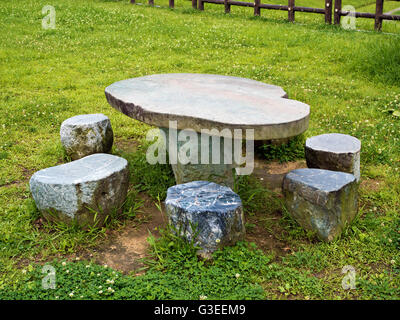 Steintisch und Sitzmöbel Bänke im Park Stockfoto, Bild: 112778098 - Alamy