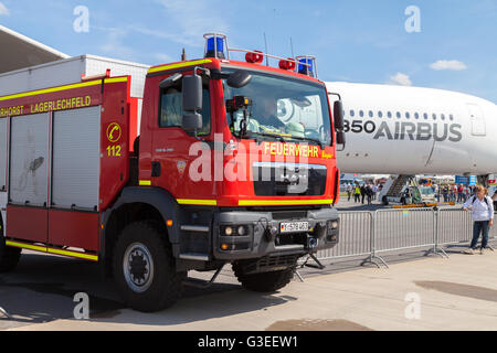 BERLIN / Deutschland - 4. Juni 2016: Deutsche Feuer-Service-Truck steht am Flughafen Schönefeld, Berlin / Deutschland am 3. Juni 2016. Stockfoto