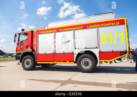 BERLIN / Deutschland - 4. Juni 2016: Deutsche Feuer-Service-Truck steht am Flughafen Schönefeld, Berlin / Deutschland am 3. Juni 2016. Stockfoto
