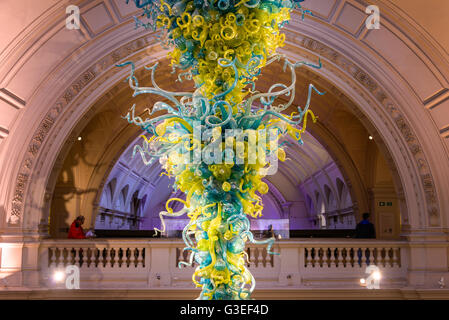 "Rotunde Kronleuchter" Skulptur von Dale Chihuly im Victoria and Albert Museum in London, Großbritannien Stockfoto