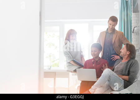 Kreative Geschäftsleute mit Laptop in treffen Stockfoto