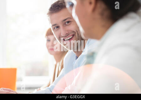 Lächelnde Geschäftsmann in treffen Stockfoto