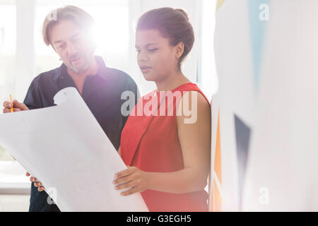 Architekten diskutieren Baupläne im Büro Stockfoto