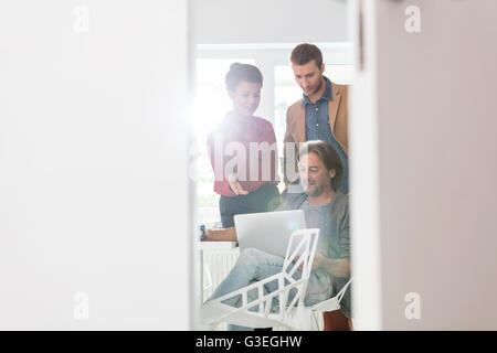 Kreative Geschäftsleute Austausch Laptop im Büro treffen Stockfoto