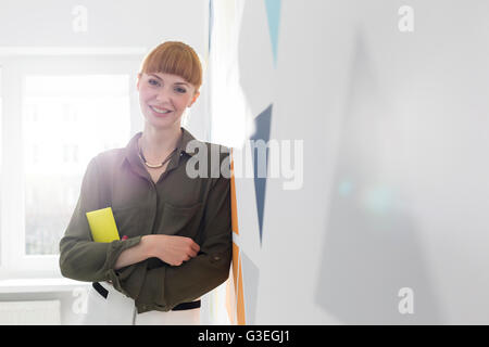 Porträt zuversichtlich Geschäftsfrau stützte sich auf Wand Stockfoto