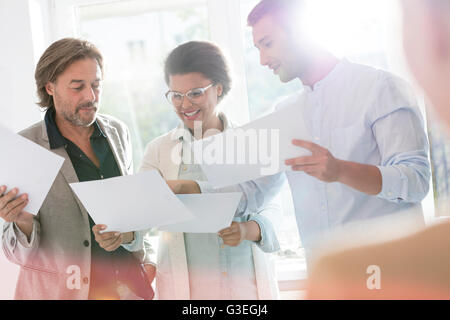 Kreative Geschäftsleute, die Überprüfung der Nachweise im Amt Stockfoto