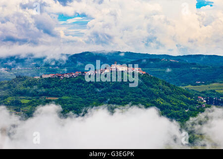 Motovun Stadt in Wolken Ansicht, Istrien, Kroatien Stockfoto