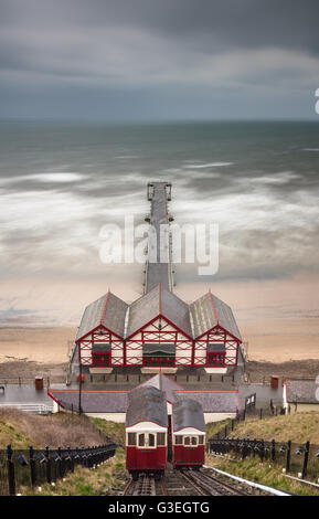 Saltburn Pier an einem nassen und windigen Frühlingstag, Cliff Lift oder Funicular Railway in der Forground. Stockfoto