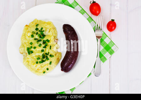 Kartoffelpüree und Blutwurst Kaszanka Stockfoto