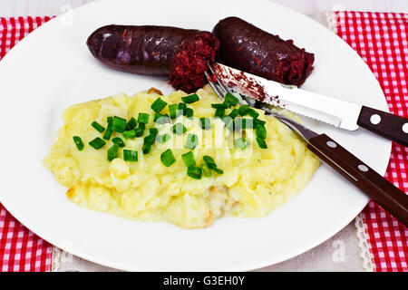 Kartoffelpüree und Blutwurst Kaszanka Stockfoto