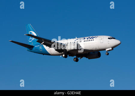 Adria Airways (Ukraine International Airlines - UIA) Boeing 737 - 4 9 auf Finale Piste 32. Stockfoto