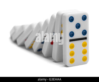 Dominoes Falling Down isoliert auf weißem Hintergrund. Stockfoto