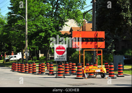 Eine Straße geschlossen Schild und orange Kegeln zu Beginn der Konstruktion arbeiten in London, Ontario. Stockfoto