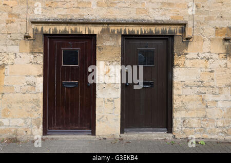 Chipping Campden, UK - 12. August 2015: Limestone Cottage Eingang mit zwei Holztüren braun lackiert. Stockfoto