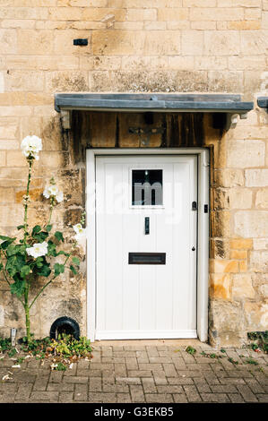 Chipping Campden, UK - 12. August 2015: Limestone Cottage Eingang mit weiß lackierten Tür Stockfoto