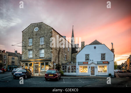 Stow-On-The-Wold, UK - 12. August 2015: Main Square von Stow auf die würde bei Sonnenuntergang, mit typischen Geschäften und Teestuben. Stockfoto