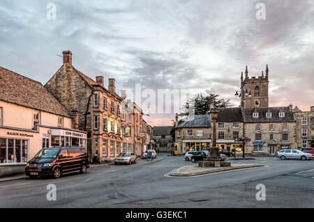 Stow-On-The-Wold, UK - 12. August 2015: Main Square von Stow auf die würde bei Sonnenuntergang, mit typischen Geschäften und Teestuben. Stockfoto