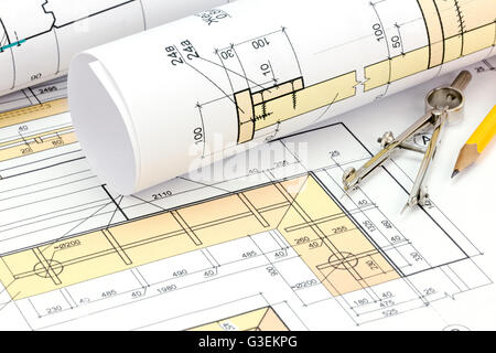 architektonische Pläne und technische Zeichnungen mit Rollen von Blaupausen Stockfoto