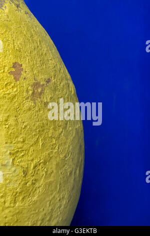 Gelben Topf gegen blaue Wand. Stockfoto