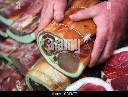 Speck-Gelenke der Freilandhaltung Fleisch im Hofladen am Hintern Farm in der Nähe von Cirencester, Gloucestershire UK Stockfoto