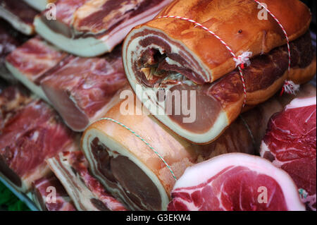 Speck-Gelenke der Freilandhaltung Fleisch im Hofladen am Hintern Farm in der Nähe von Cirencester, Gloucestershire UK Stockfoto