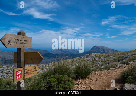 Wegweiser aus Holz in Mallorca entlang der GR 221 leiten den Wanderer mit herrlichem Blick auf die Serra de tramuntana Stockfoto