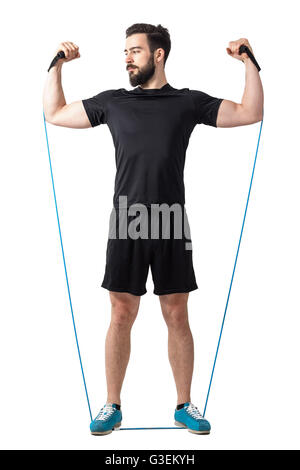 Junge Sportler tun Arme und Schultern Übung mit elastischen Gummibändern Widerstand. Ganzkörper-Länge isoliert auf weiss Stockfoto