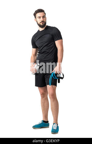 Müde-Fitness-Trainer mit Elastikbänder und Plastikflasche wegsehen. Ganzkörper-Länge isoliert auf weißem Hintergrund Stockfoto
