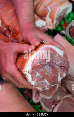 Speck-Gelenke der Freilandhaltung Fleisch im Hofladen am Hintern Farm in der Nähe von Cirencester, Gloucestershire UK Stockfoto