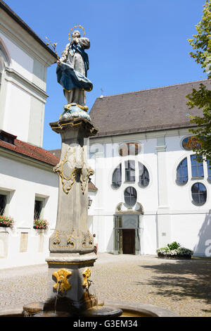 Statue der Jungfrau Maria vor der Basilika St. Peter, Deutschland, Bayern, Bayern, Schwaben, Schwaben, Dillingen an der Donau Stockfoto