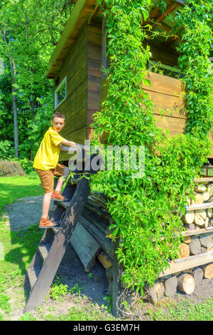 Lächelnde junge auf Baumhaus. Sommer-Zeit! Stockfoto