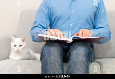 Blinden Braille-Buch auf der Couch. Stockfoto