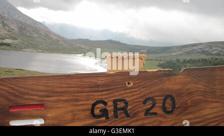 Wegweiser aus Holz für Wanderer in Korsika entlang dem GR 20 Stockfoto