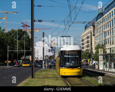 BVG Berlin gelbe Straßenbahn reisen aber Alexanderplatz Berlin Deutschland Stockfoto