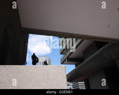 Treppe im Barbican Gehäuse komplexe London, The Barbican Estate ist eine Wohnsiedlung, die in den 1960er und den 1970er Jahren in der Londoner City gebaut, Stockfoto