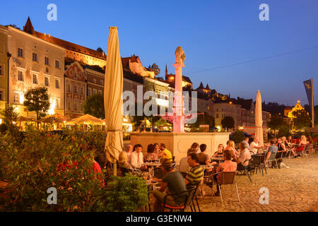 quadratische Stadtplatz, Brunnen, Löwenbrunnen, Burg, Deutschland, Bayern, Bayern, Oberbayern, Oberbayern, Burghausen Stockfoto