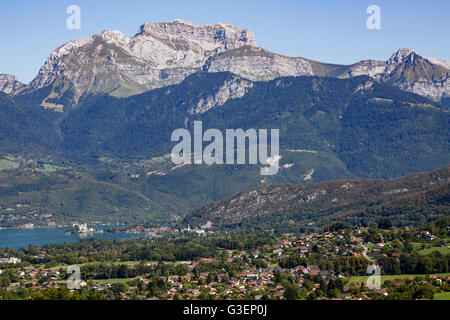 Lac d ' Annecy, Mount Charvin und die Aravis Bergkette aus Saint-Jorioz, Haute-Savoie, Frankreich Stockfoto